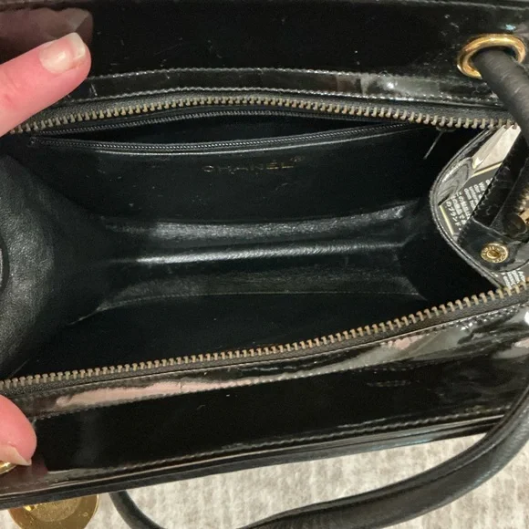 ✨💎1989-1991✨💎 CHANEL SERIES ONE 💎V STITCH ENAMEL COCO MARK BAG W/ CARD/COA/DUSTY - Picture 13 of 16